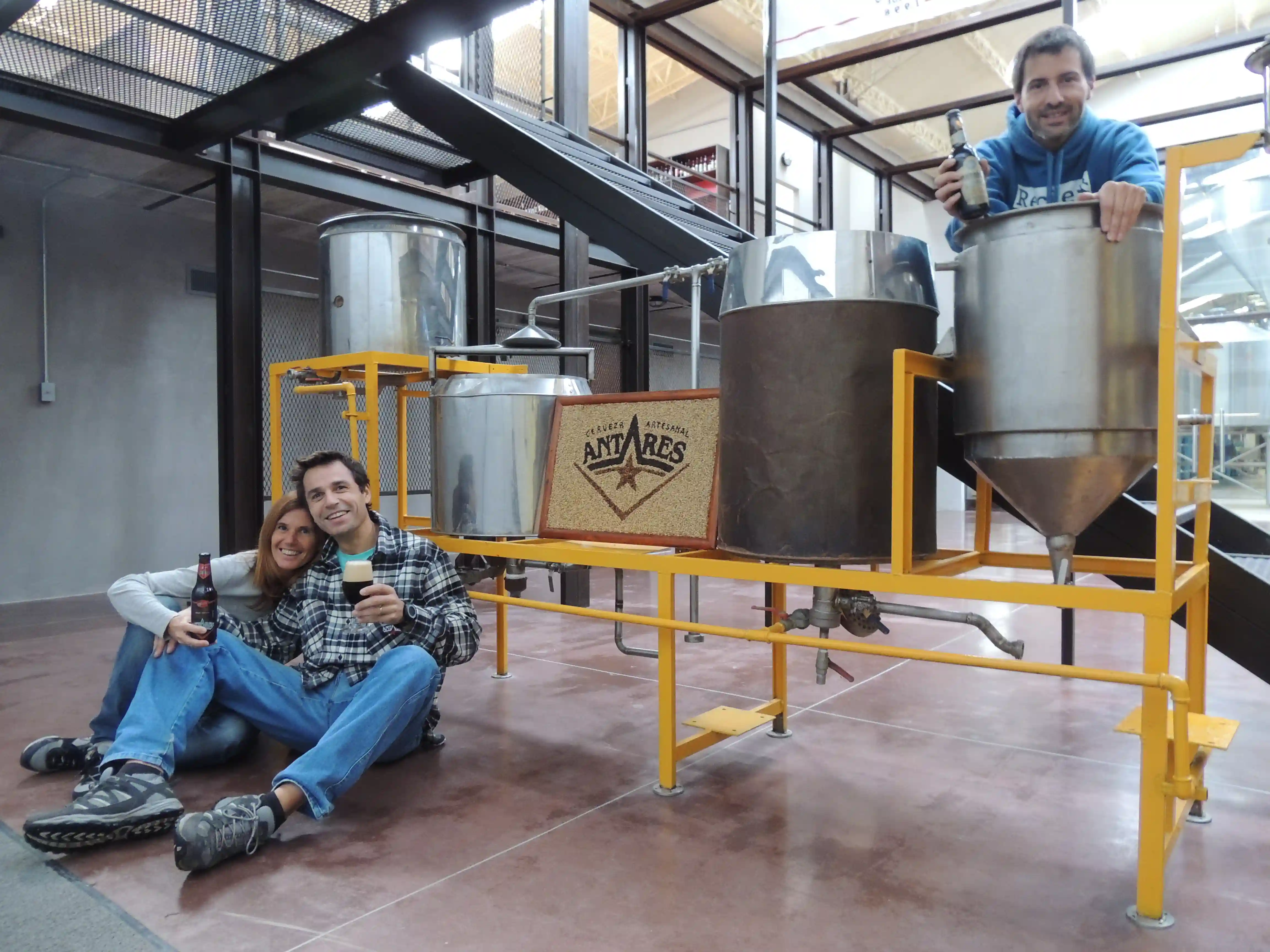 1990 - Leo y Mariana, reciben como regalo el primer equipito para poder hacer ellos mismos la cerveza que tomaban. Así empieza el Home Brewing y la pasión de éstos jóvenes marplatenses por la cerveza.